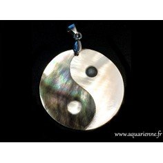 Pendentif yin yang en nacre aux reflets irisés, que vous pouvez acheter dès maintenant.
