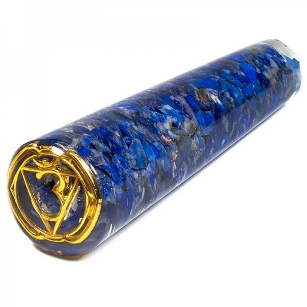 Belle baguette de massage en Orgonite avec inclusions de pierre de lapis lazuli. Pointe adaptée à l'acupression.