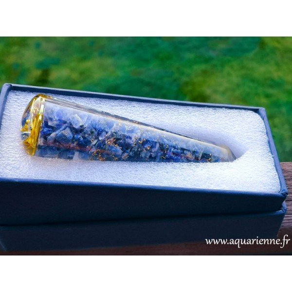 Baguette d'énergie ou de massage en Orgonite et Lapis lazuli avec symbole Ajna (3ème Oeil). Livrée dans boîte cadeau.