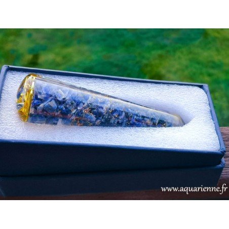 Baguette d'énergie ou de massage en Orgonite et Lapis lazuli avec symbole Ajna (3ème Oeil). Livrée dans boîte cadeau.