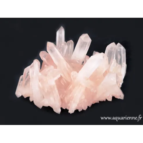 Druse composée de multiples pointes de Quartz ferrugineux de Madagascar. Pièce unique à s'offrir ou idée cadeau à offrir.