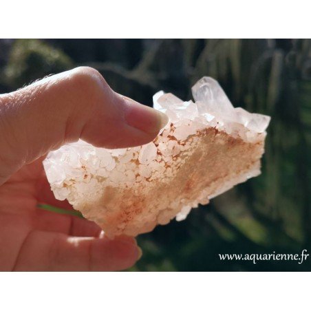 Groupe de cristaux sur une fine gangue. Macle de Quartz hématoïde de Madagascar. Idéale comme druse de rechargement.