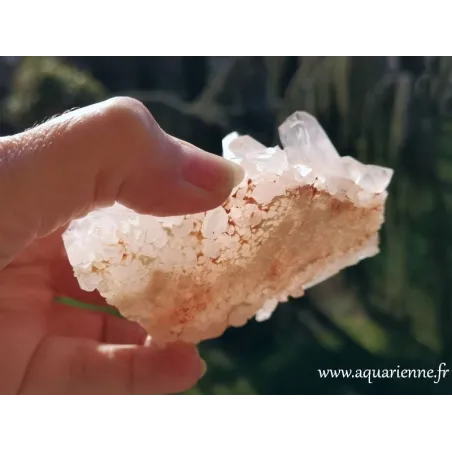 Groupe de cristaux sur une fine gangue. Macle de Quartz hématoïde de Madagascar. Idéale comme druse de rechargement.