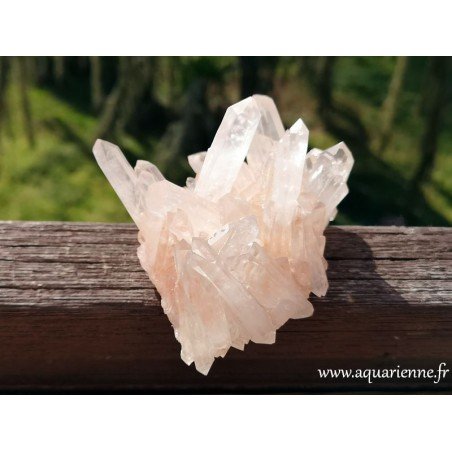 Amas de pointes de quartz hématoïde de Madagascar. Druse lumineuse et aérienne de 110 x 63 mm, pesant 287 grammes.