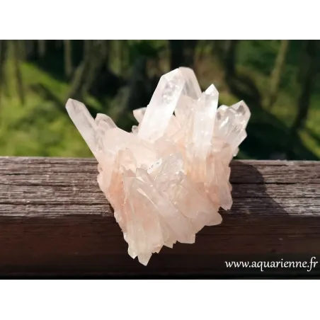 Amas de pointes de quartz hématoïde de Madagascar. Druse lumineuse et aérienne de 110 x 63 mm, pesant 287 grammes.