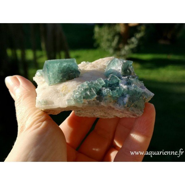 Plaque de 240g de cubes de fluorite verte cristallisés sur leur gangue. Pour décoration intérieure, collection, lithothérapie.