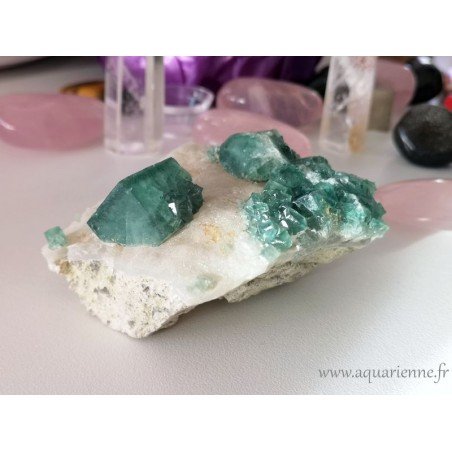 Cubes de fluorine verte de Madagascar cristallisés sur leur roche-mère. La fluorite est une pierre de structuration.