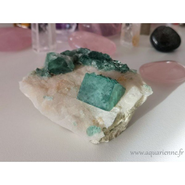 Cristaux cubiques de Fluorite verte de Madagascar sur leur gangue, d'un beau vert bleuté sur fond blanc cristallin.