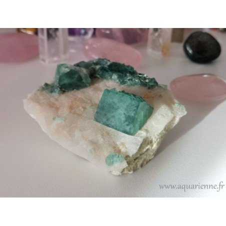 Cristaux cubiques de Fluorite verte de Madagascar sur leur gangue, d'un beau vert bleuté sur fond blanc cristallin.