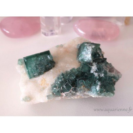 Plaque de 75 x 70 mm, pesant 240g de Fluorite verte brute de Madagascar. Idée cadeau durable à offrir ou à s'offrir.