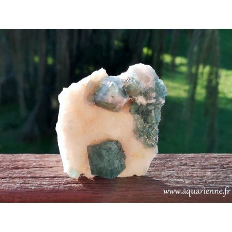 Exclusivité web, achetez en ligne cette jolie plaque de Fluorite verte brute de Madagascar, cristallisée sur gangue, 240g.