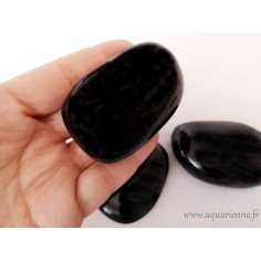 Tourmaline noire de Madagascar ou Schorl, galets polis de 80 à 100g vendus à l'unité que vous pouvez acheter dès maintenant.