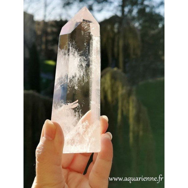 Grande pointe quartz Isis de 13,8 cm entièrement repolie, idéale pour thérapeutes et travaux énergétiques.