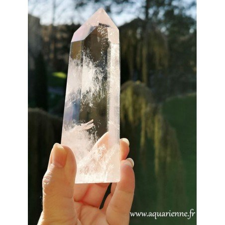 Grande pointe quartz Isis de 13,8 cm entièrement repolie, idéale pour thérapeutes et travaux énergétiques.