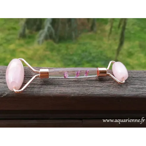 Rouleau de massage du visage en Quartz rose avec poignée ornée de fleurs séchées roses, à acheter dès maintenant.