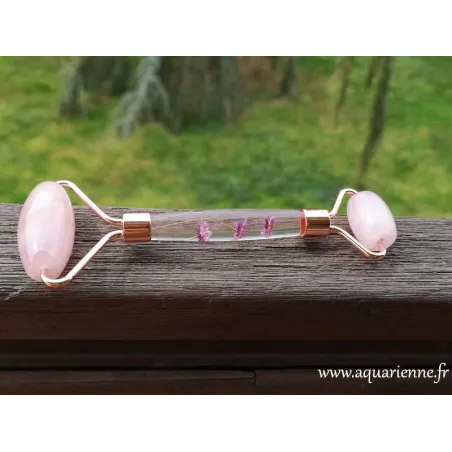 Rouleau de massage du visage en Quartz rose avec poignée ornée de fleurs séchées roses, à acheter dès maintenant.