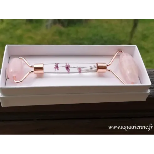Roll-on anti-âge en quartz rose, avec poignée décorée de petites fleurs séchées roses. Idée cadeau.
