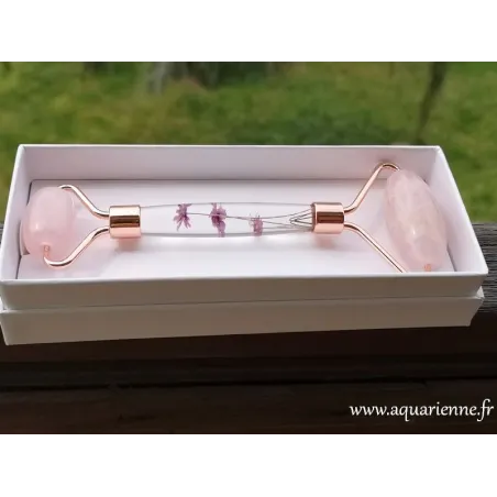 Roll-on anti-âge en quartz rose, avec poignée décorée de petites fleurs séchées roses. Idée cadeau.
