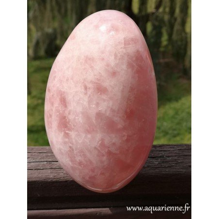grande et lumineuse forme libre de 16 cm de haut en quartz rose de Madagascar. Déco intérieure, feng shui, lithothérapie