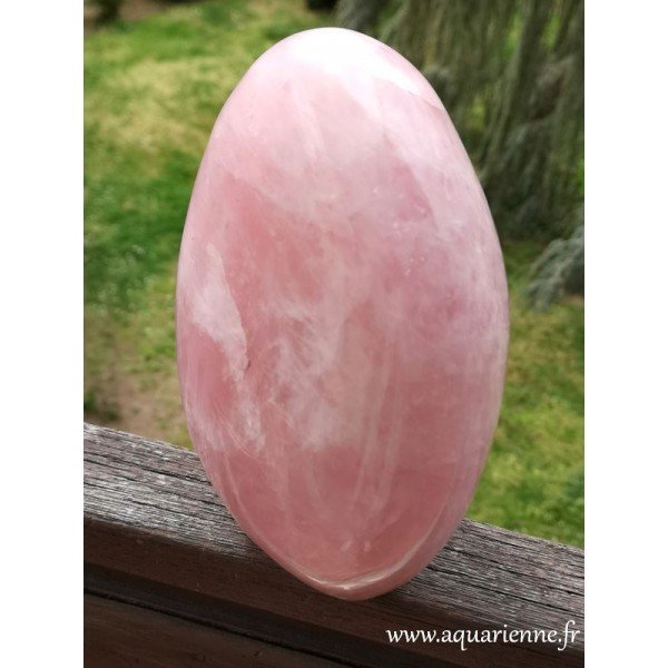 Quartz rose de Madagascar, belle et grande forme à poser de 19 cm. Idée cadeau à couper le souffle pour amoureux des pierres