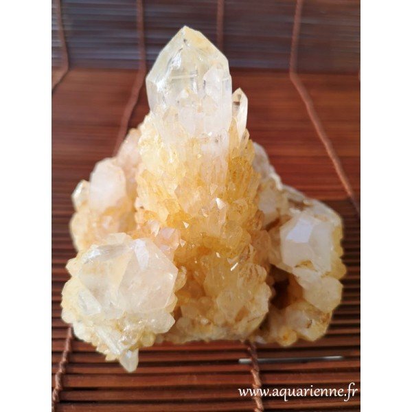 Quartz céleste doré de Madagascar, druse multi-pointes de 1kg133. Vous recevez la pierre unique présentée sur les photos