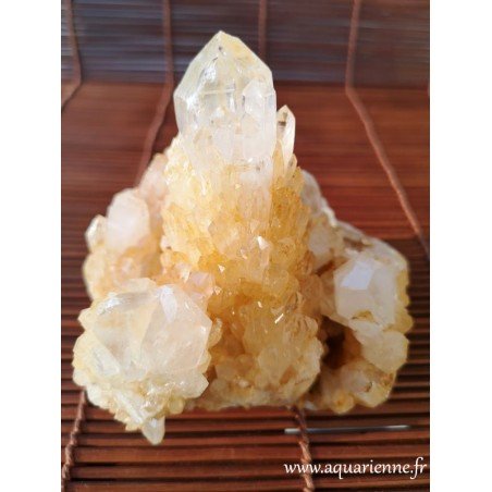 Quartz céleste doré de Madagascar, druse multi-pointes de 1kg133. Vous recevez la pierre unique présentée sur les photos