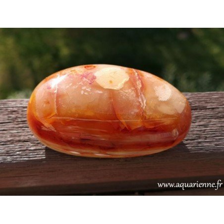 Pierre de Cornaline, gros galet poli de 256g. La Cornaline apporte vitalité, joie de vivre et confiance en soi.
