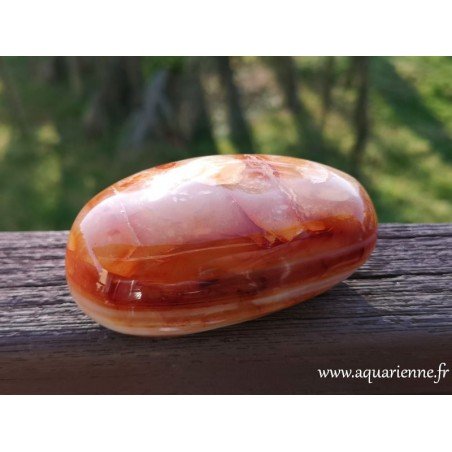 gros galet de pierre de Cornaline. Poli main, doux au toucher pour lithothérapie, méditation, feng shui, déco intérieure...