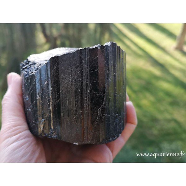 Tourmaline noire de Madagascar, pierre brute 1kg223. Pierre de protection reconnue en lithothérapie et géobiologie.