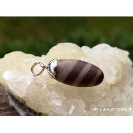 Pendentif de 3,7 cm, constitué d'un Shiva Lingam et de sa bélière en Argent. Bijou pièce unique vendu en ligne.
