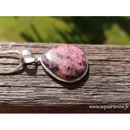 Pendentif en cabochon de rhodonite forme poire sur monture argent - Pièce unique que vous pouvez acheter dès maintenant.