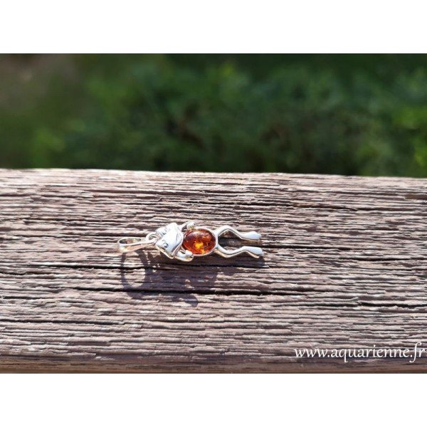 Pendentif Argent 925 forme grenouille serti d'un cabochon ovale en Ambre de la Baltique. Idée cadeau à offrir ou à s'offrir.