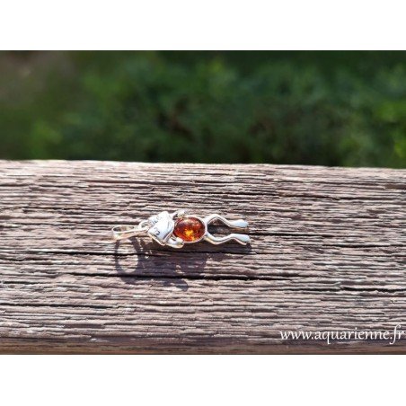 Pendentif Argent 925 forme grenouille serti d'un cabochon ovale en Ambre de la Baltique. Idée cadeau à offrir ou à s'offrir.