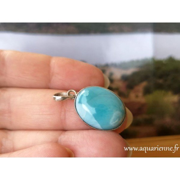 Cabochon ovale de Larimar sur pendentif argent 925. Une oasis de sérénité inspirante à s'offrir dès maintenant.