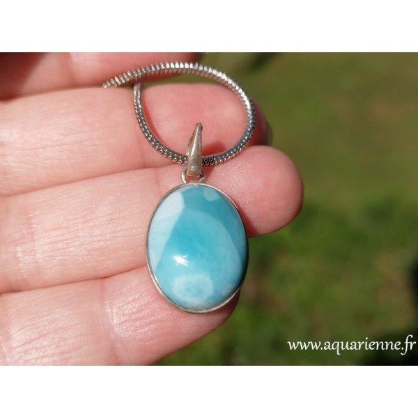 Pendentif ovale en argent et Larimar naturel de République dominicaine, pierre fine caraïbéenne. Idée cadeau.