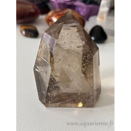 Belle pointe de Quartz enfumé de Madagascar avec inclusions. Pierre d'ancrage et de protection à poser chez soi.