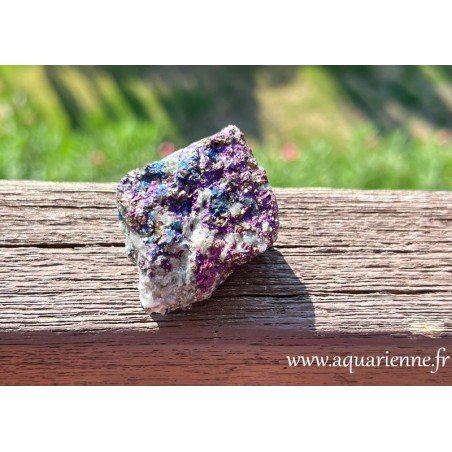 Belles irisations pour cette pierre brute de Chalcopyrite du Mexique. Pièce unique que vous pouvez acheter en ligne.