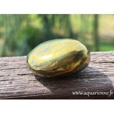 Chalcopyrite dorée du Pérou. Galet de pierre roulée de 45 mm pesant 75g. Pierre d'abondance à s'offrir.