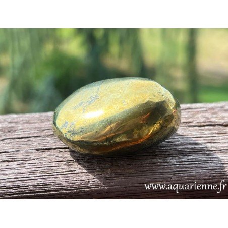 Chalcopyrite dorée du Pérou. Galet de pierre roulée de 45 mm pesant 75g. Pierre d'abondance à s'offrir.