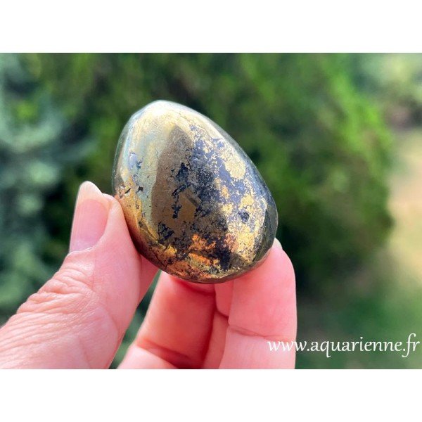 Chalcopyrite dorée du Pérou. Galet de pierre roulée de 45 mm pesant 75g. Pierre d'abondance à s'offrir.