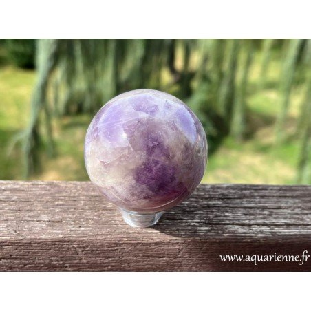 Jolie boule d'Améthyste de Madagascar polie main. Pierre en résonance avec le chakra coronal.