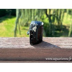 Tourmaline noire brute de Madagascar, pierre de protection, de purification et d'ancrage. Pièce unique.