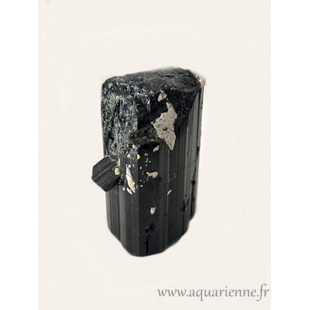 Tourmaline noire brute de Madagascar, pierre de protection, de purification et d'ancrage. Pièce unique.