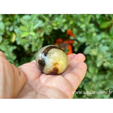 Galet poli, tout rond de Septaria de Madagascar de 78g. Pièce unique que vous pouvez acheter en ligne dès maintenant.