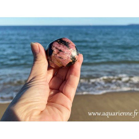Rhodonite de Madagascar, galet poli main 160g. Pierre de guérison émotionnelle et d'estime de soi. Pièce unique.