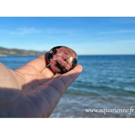 Galet poli Rhodonite de Madagascar : 160g - 4,5cm. Amour· Guérison émotionnelle. Pièce unique