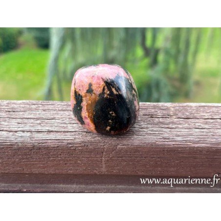Rhodonite de Madagascar, galet poli 160g et 45mm. Apaise angoisses et chocs émotionnels. Pièce unique.