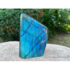 Labradorite de Madagascar avec superbes reflets, bloc poli main de 3kg, à poser pour déco et protection habitat. Pièce unique.