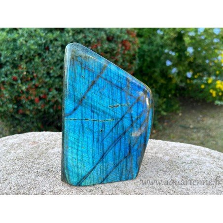 Labradorite de Madagascar avec superbes reflets, bloc poli main de 3kg, à poser pour déco et protection habitat. Pièce unique.