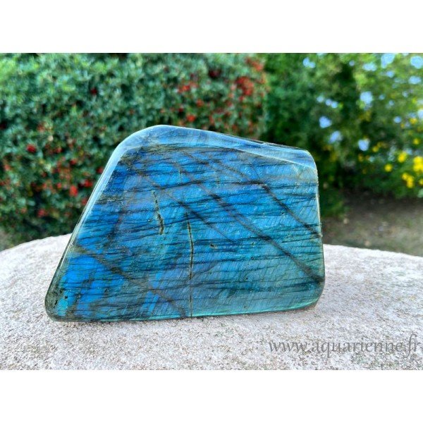 Forme libre de Labradorite de Madagascar, pierre à poser de 3kg, polie main, avec de superbes reflets. Pièce unique.